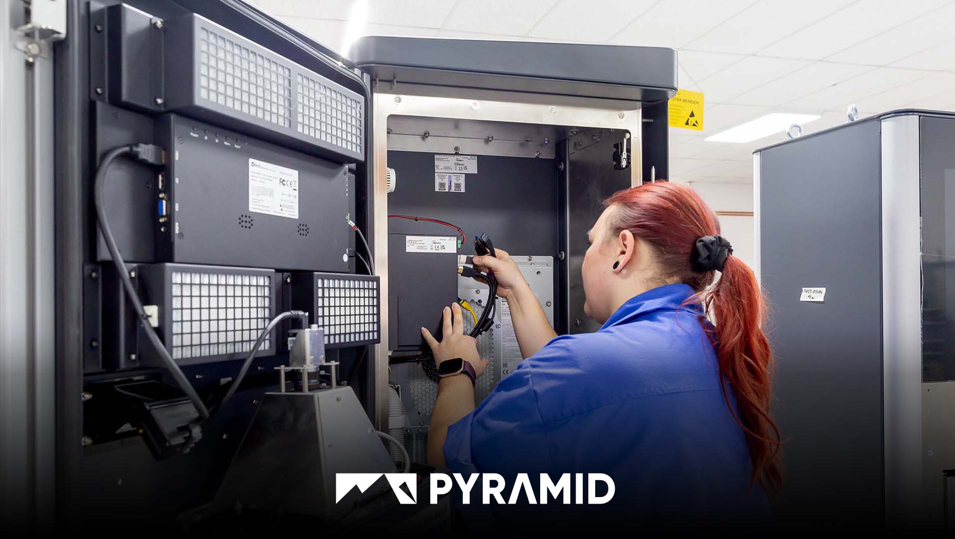 District Administrator Petra Enders visits the Pyramid-Computer production facility in Ichtershausen